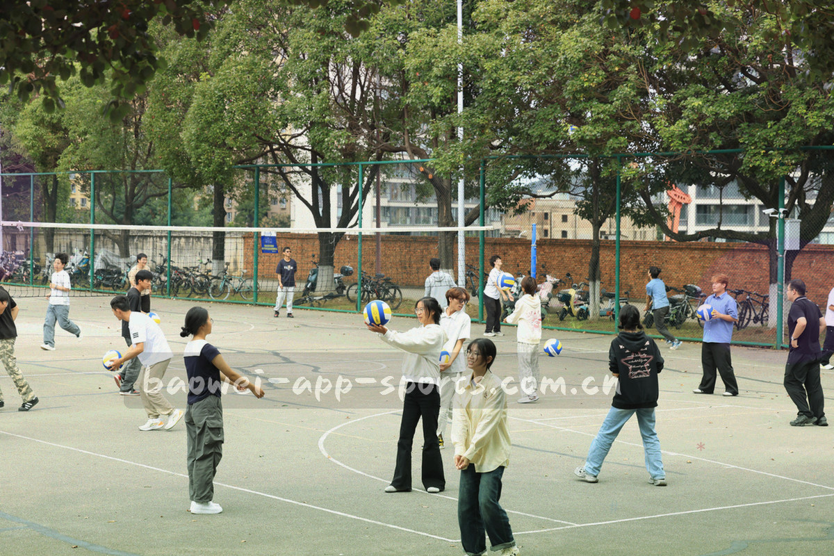 战术板、资料索引卡与比分条并置的协作桌面，无人物正脸